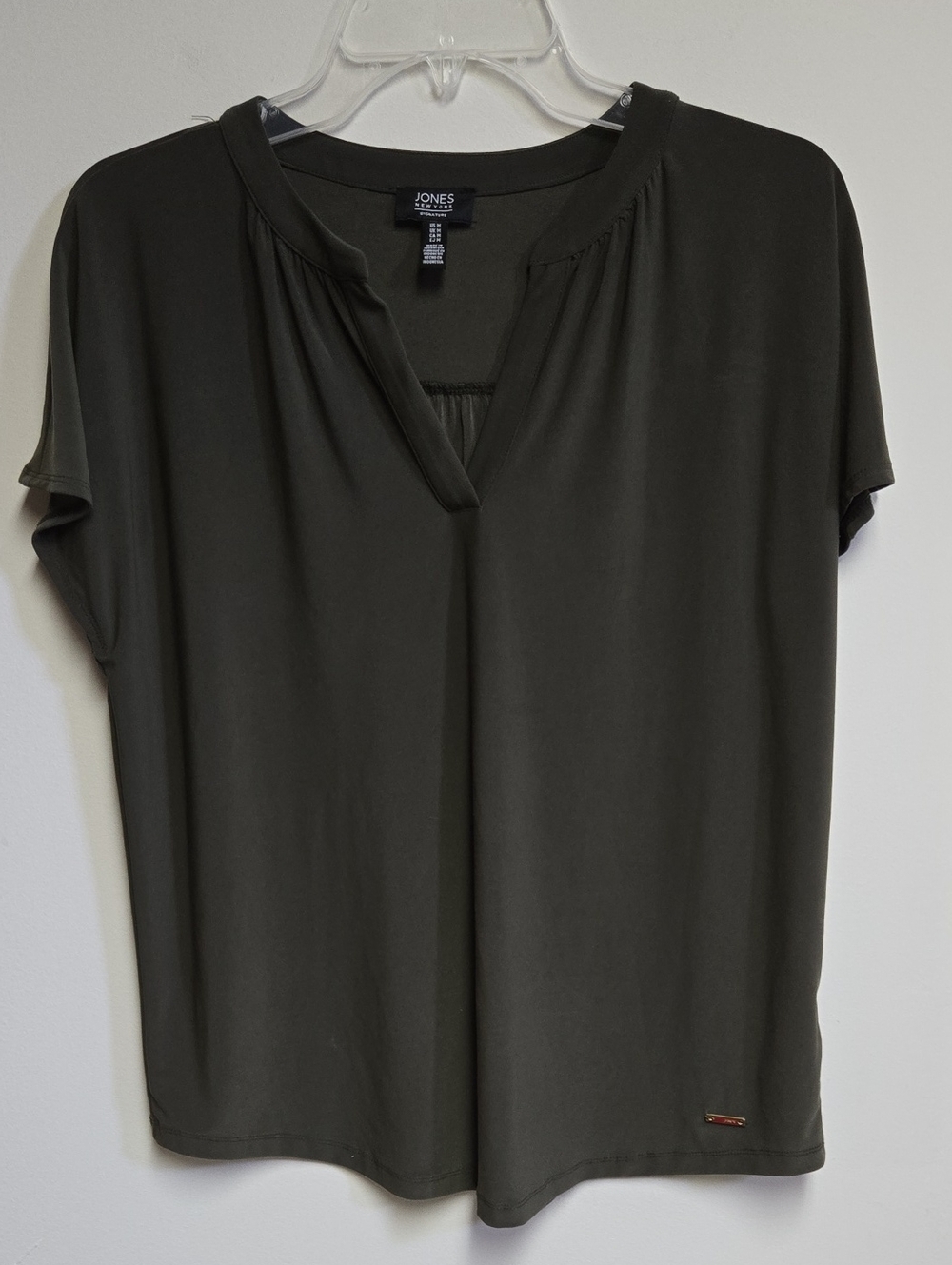 Jones New York Dark Olive V-Neck Short Sleeve Top MEDIUM